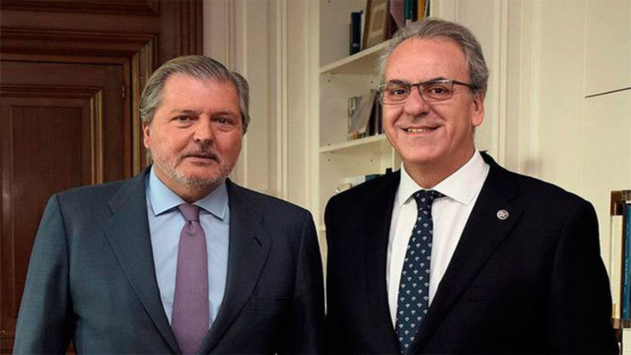 El ministro, Íñigo Méndez de Vigo (i), junto al presidente de la Conferencia de Rectores CRUE, Segundo Píriz