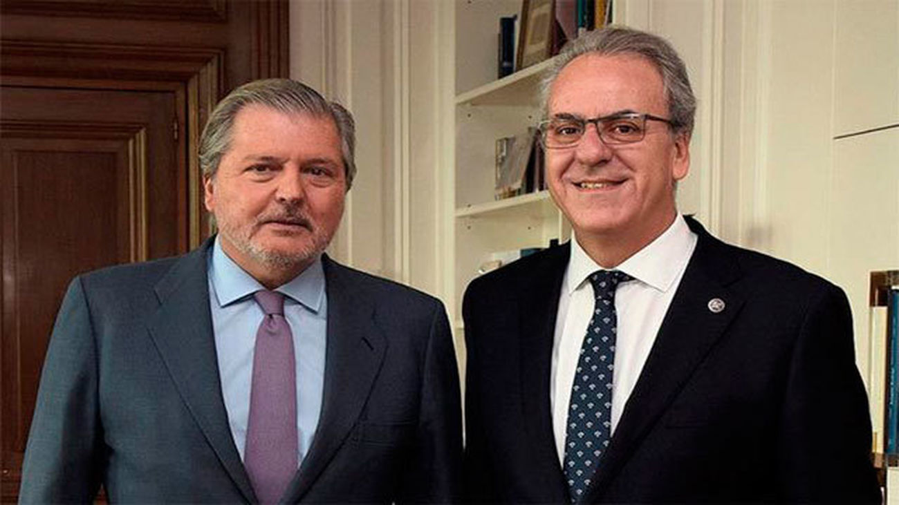 El ministro, Íñigo Méndez de Vigo (i), junto al presidente de la Conferencia de Rectores CRUE, Segundo Píriz
