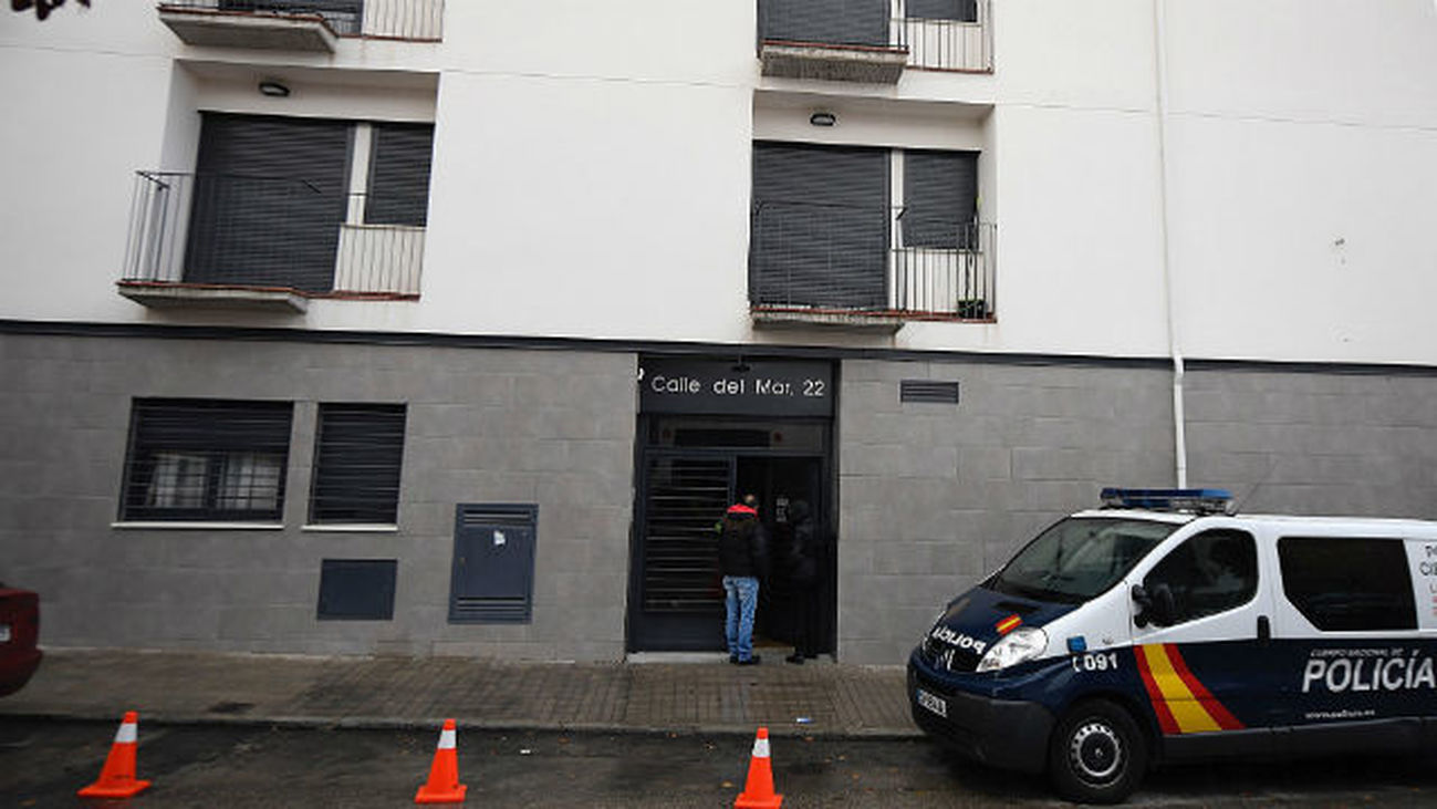 Un coche de la policía nacional en la vivienda de la localidad madrileña de Aranjuez
