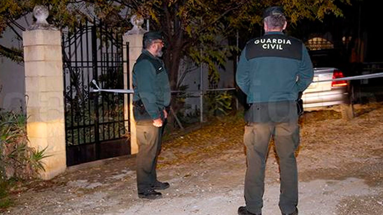 Agentes de la Guardia Civil en la casa de la mujer asesinada en Montilla