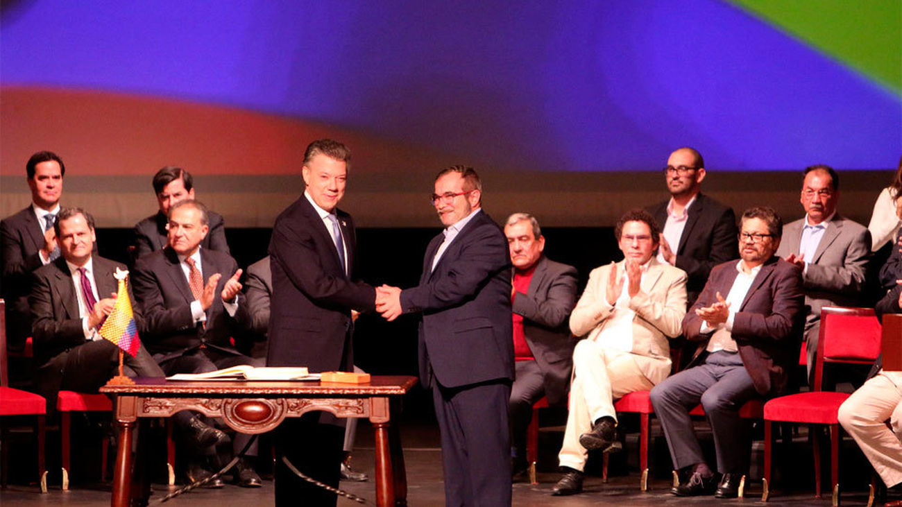 Santos y "Timochenko" firman el nuevo acuerdo de paz en Colombia