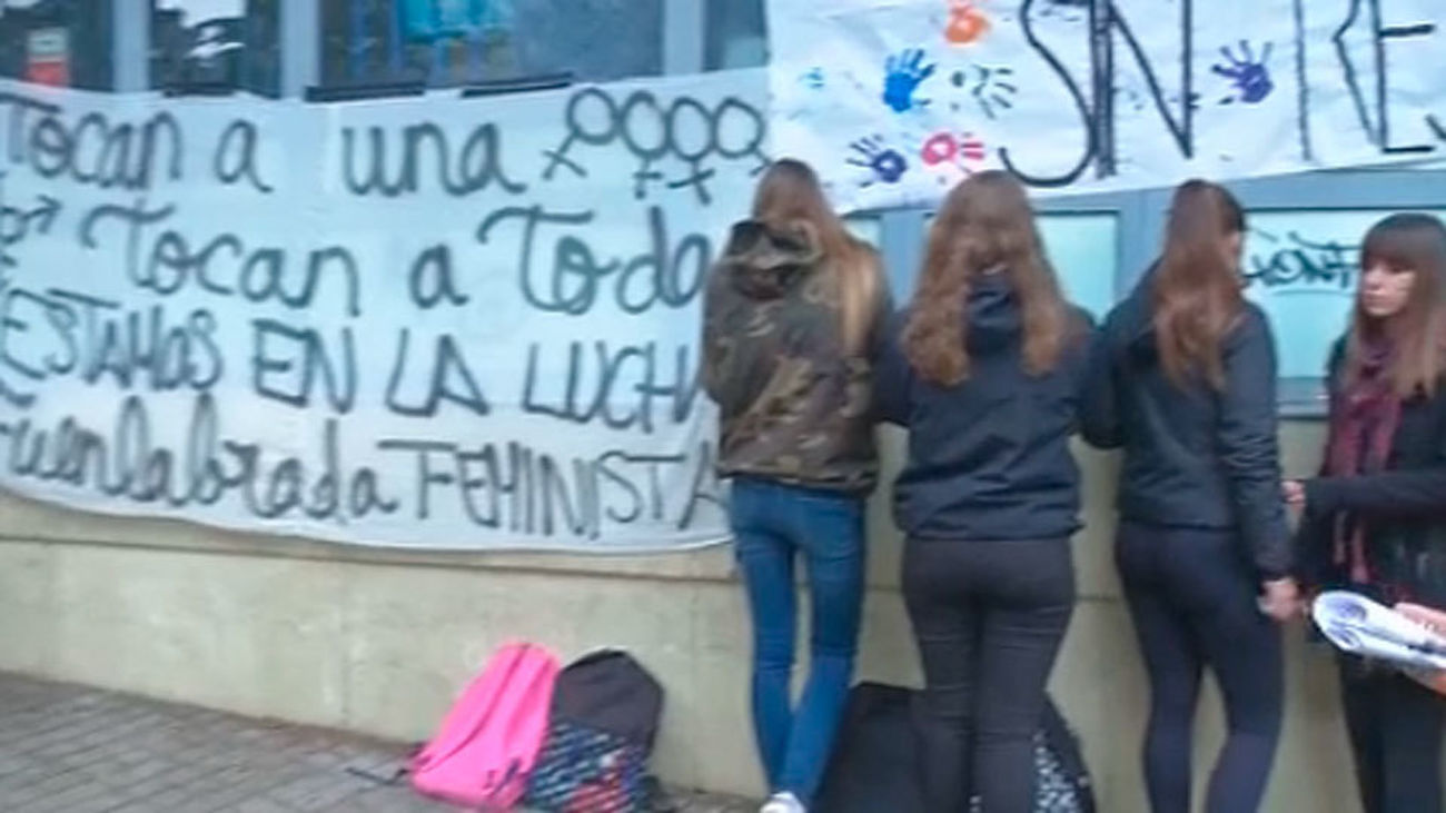 Velas y pancarta en Fuenlabrada en repulsa por el asesinato de una mujer a manos de su pareja