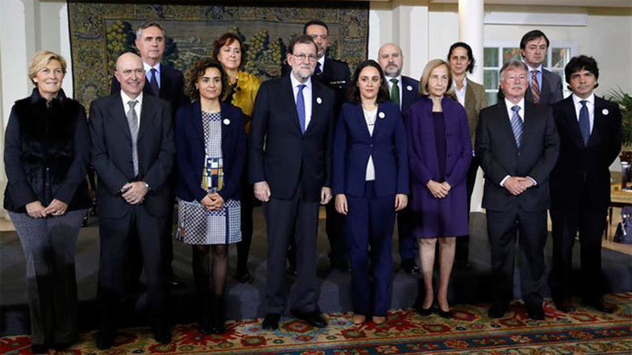 El presidente del Gobierno, Mariano Rajoy con los galardonados