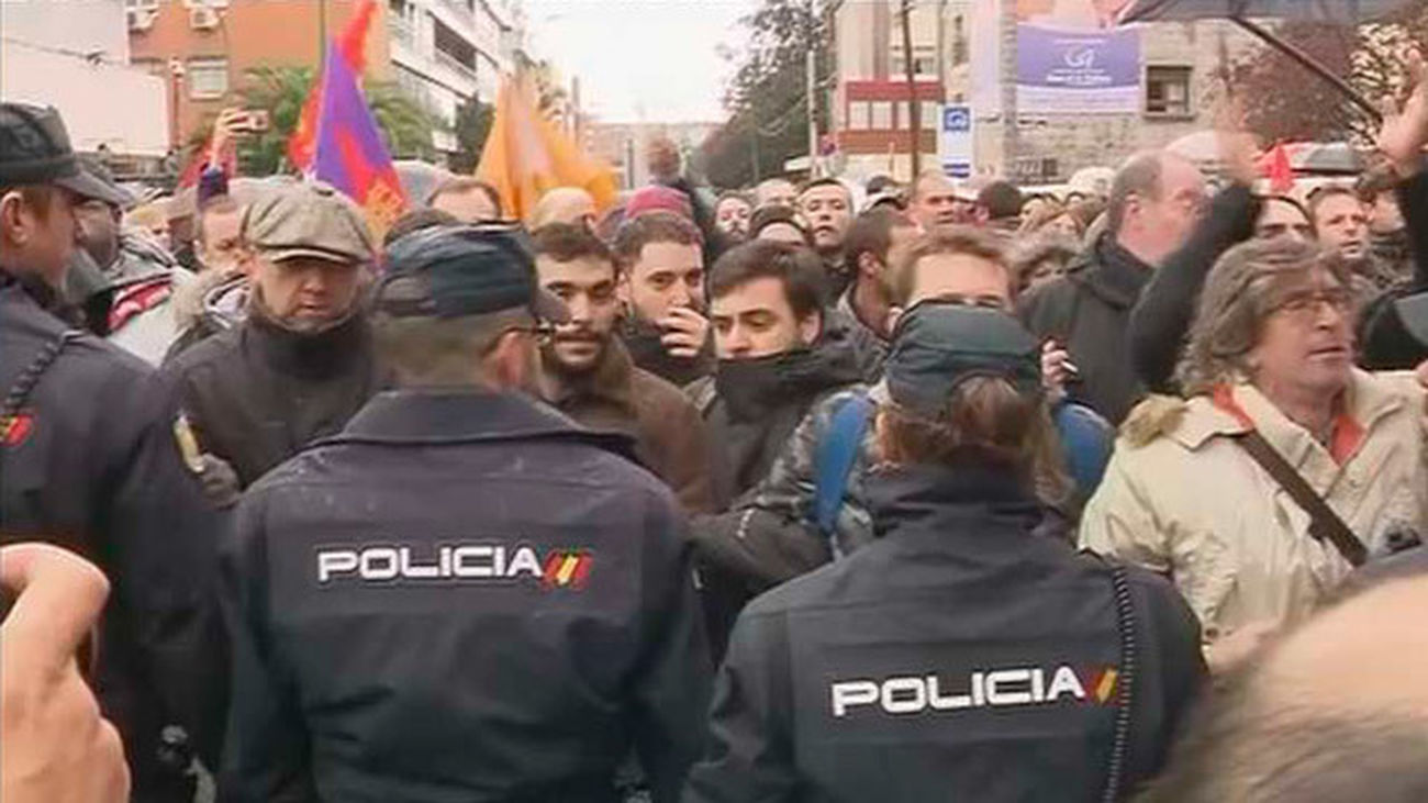 Castristas y anticastristas se enfrentan ante la embajada de Cuba en Madrid
