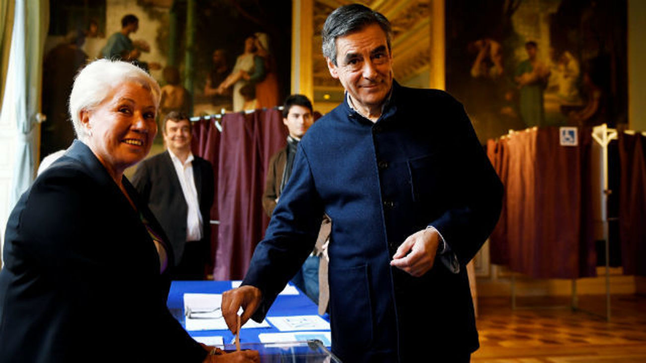 François Fillon inserta su voto en la urna