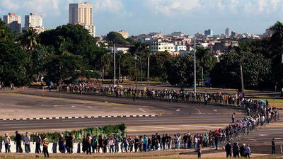 Miles de cubanos despiden a Fidel Castro en la Plaza de la Revolución