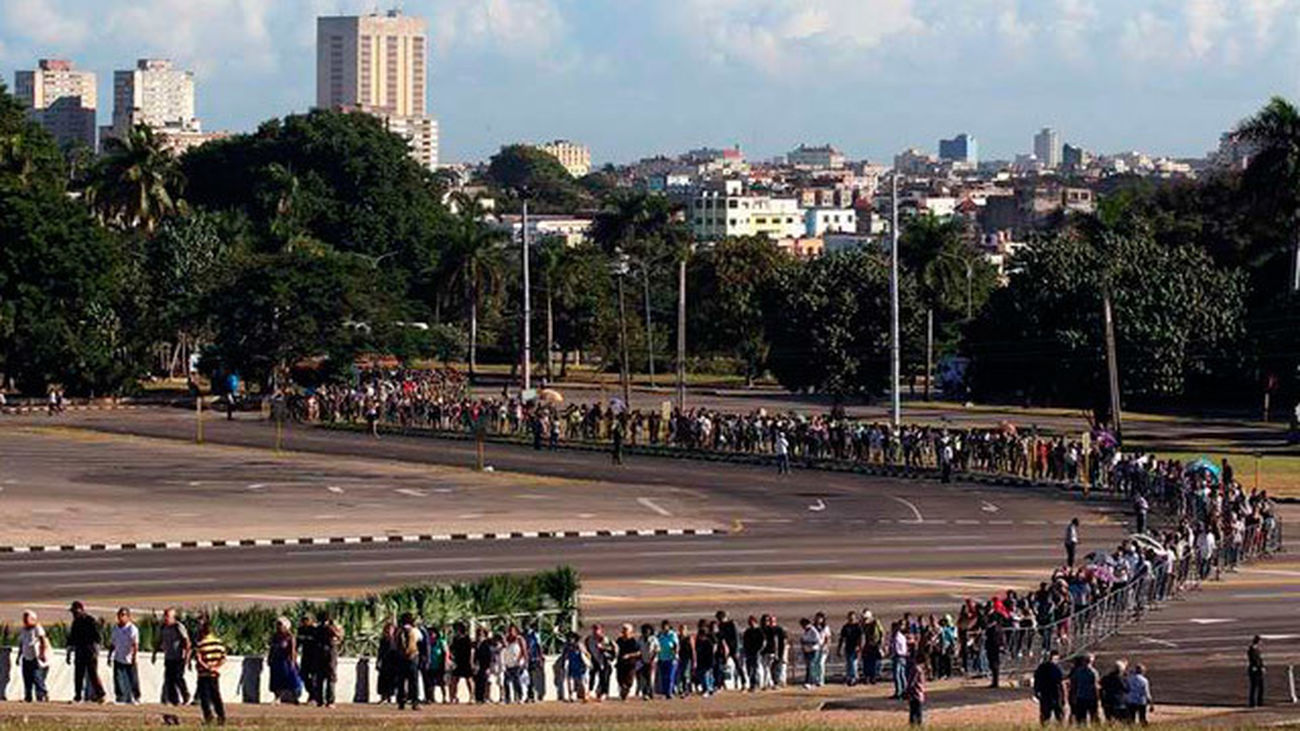 Miles de cubanos despiden a Fidel Castro en la Plaza de la Revolución