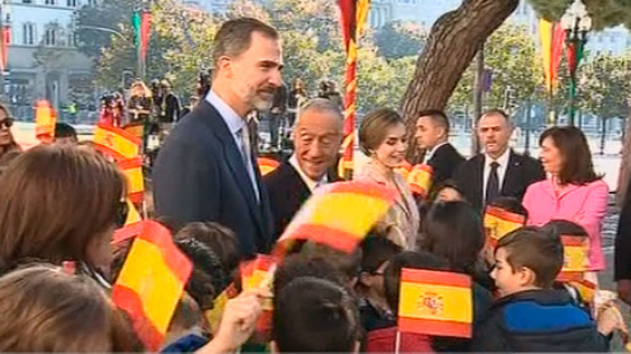 Solemne bienvenida a los Reyes de España a su llegada a Oporto