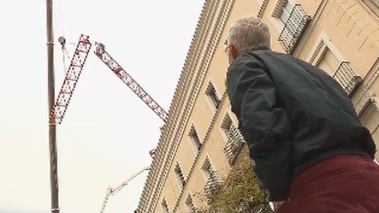 Una grúa de grandes dimensiones está siendo desmontada en Lagasca