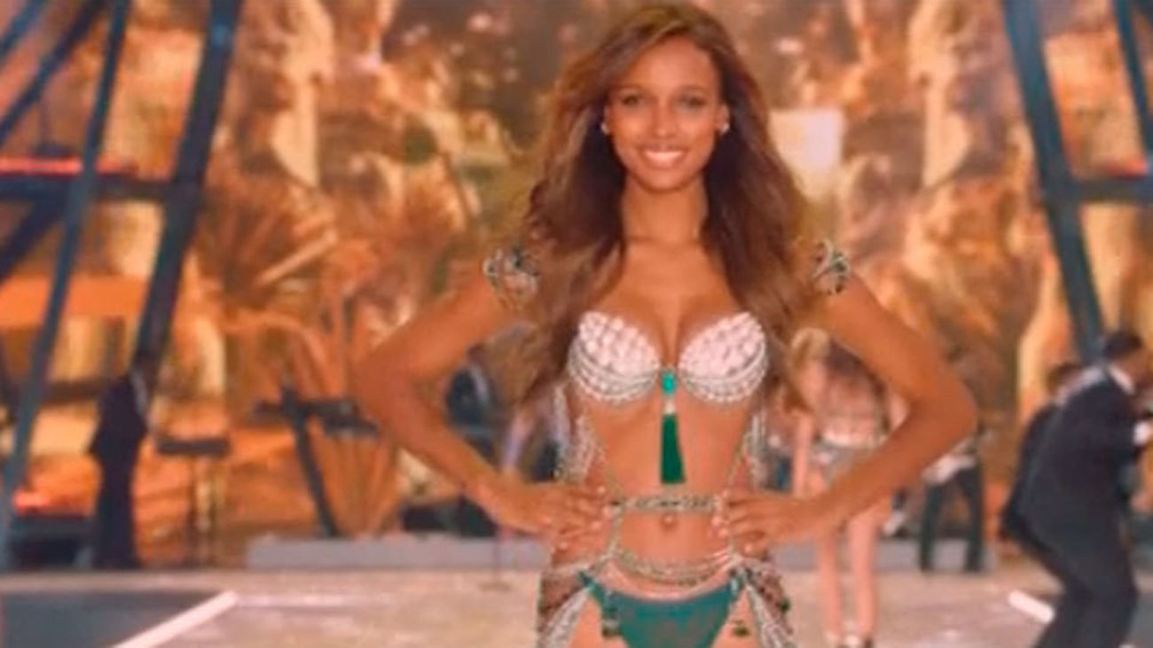 El primer desfile parisino de Victoria Secret reúne a célebres modelos