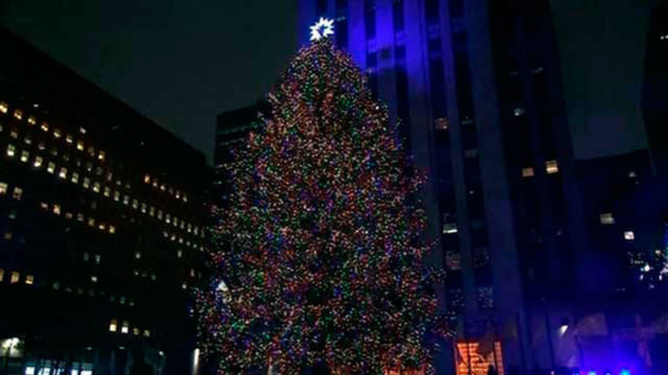 Alec Baldwin y Kate McKinnon iluminan el árbol de Navidad de Nueva York