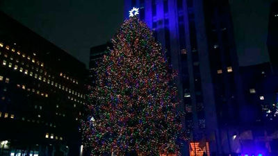 Alec Baldwin y Kate McKinnon iluminan el árbol de Navidad de Nueva York