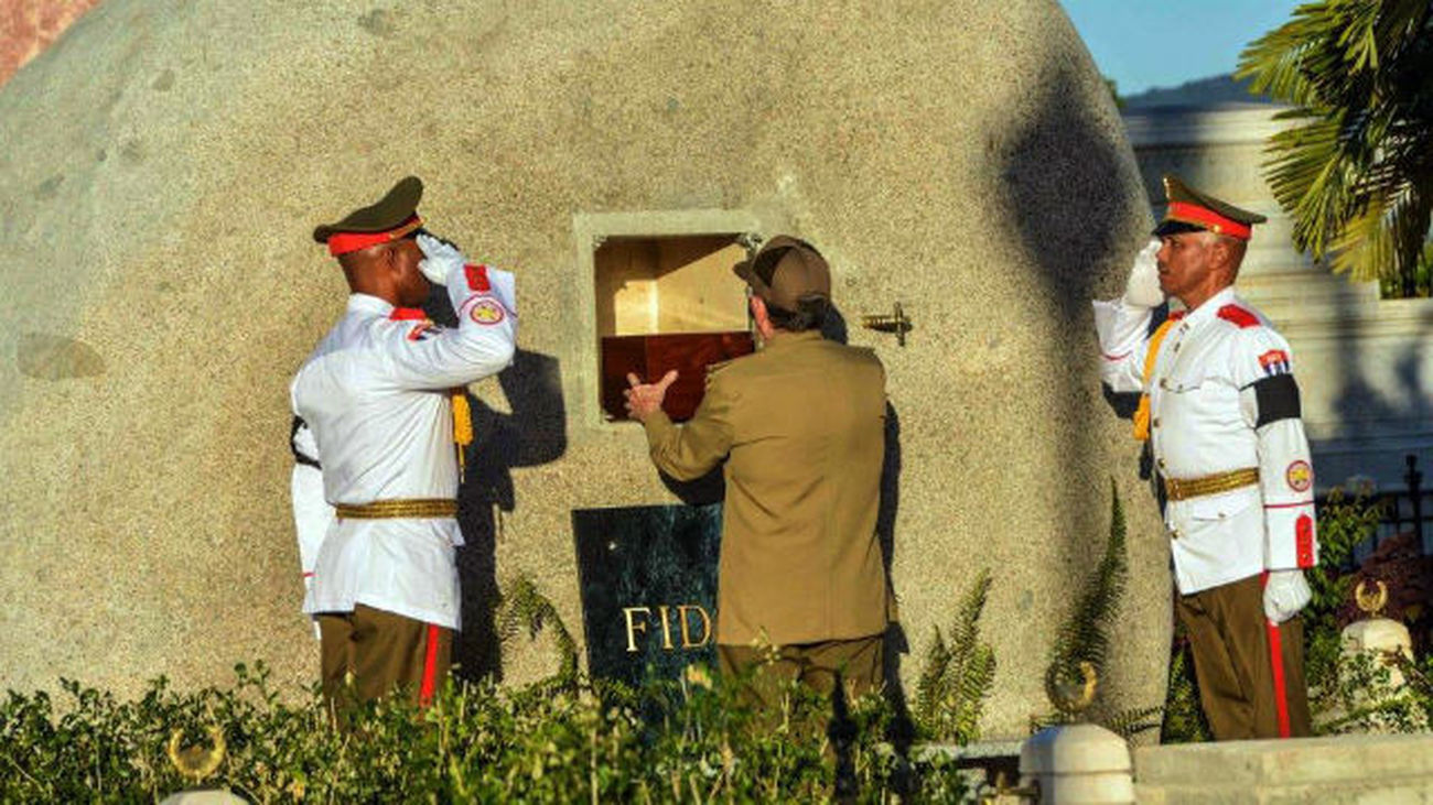 Las cenizas de Fidel Castro fueron inhumadas hoy en una ceremonia privada