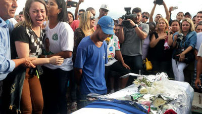 Las víctimas de accidente aéreo del Chapecoense, enterradas entre el dolor y el cariño