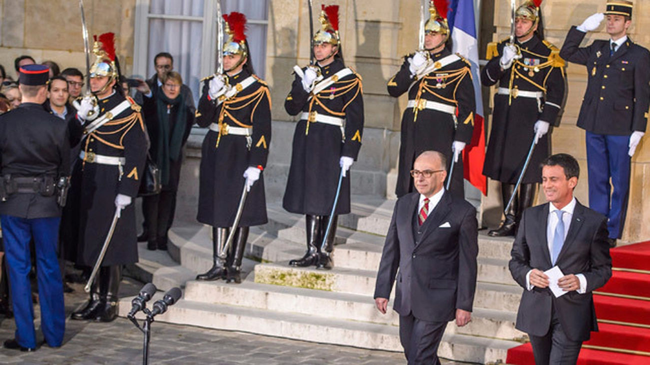 El ex primer ministro francés Manuel Valls y su sucesor en el cargo Bernard Cazeneuve durante la ceremonia de traspaso de poder