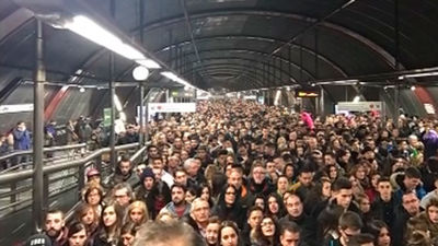 Colapso en la estación de metro de Sol por la afluencia navideña