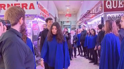El Coro de Jóvenes ameniza los mercados municipales de Madrid