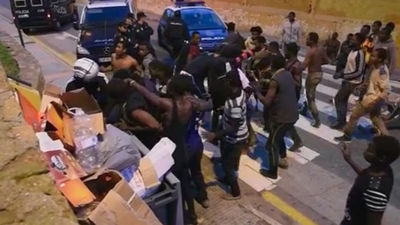 El salto a la valla de Ceuta acaba con 103 inmigrantes heridos, ninguno grave