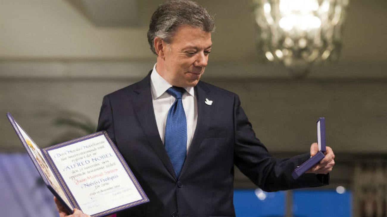 Santos llama a construir paz estable al recibir Nobel dedicado a las víctimas