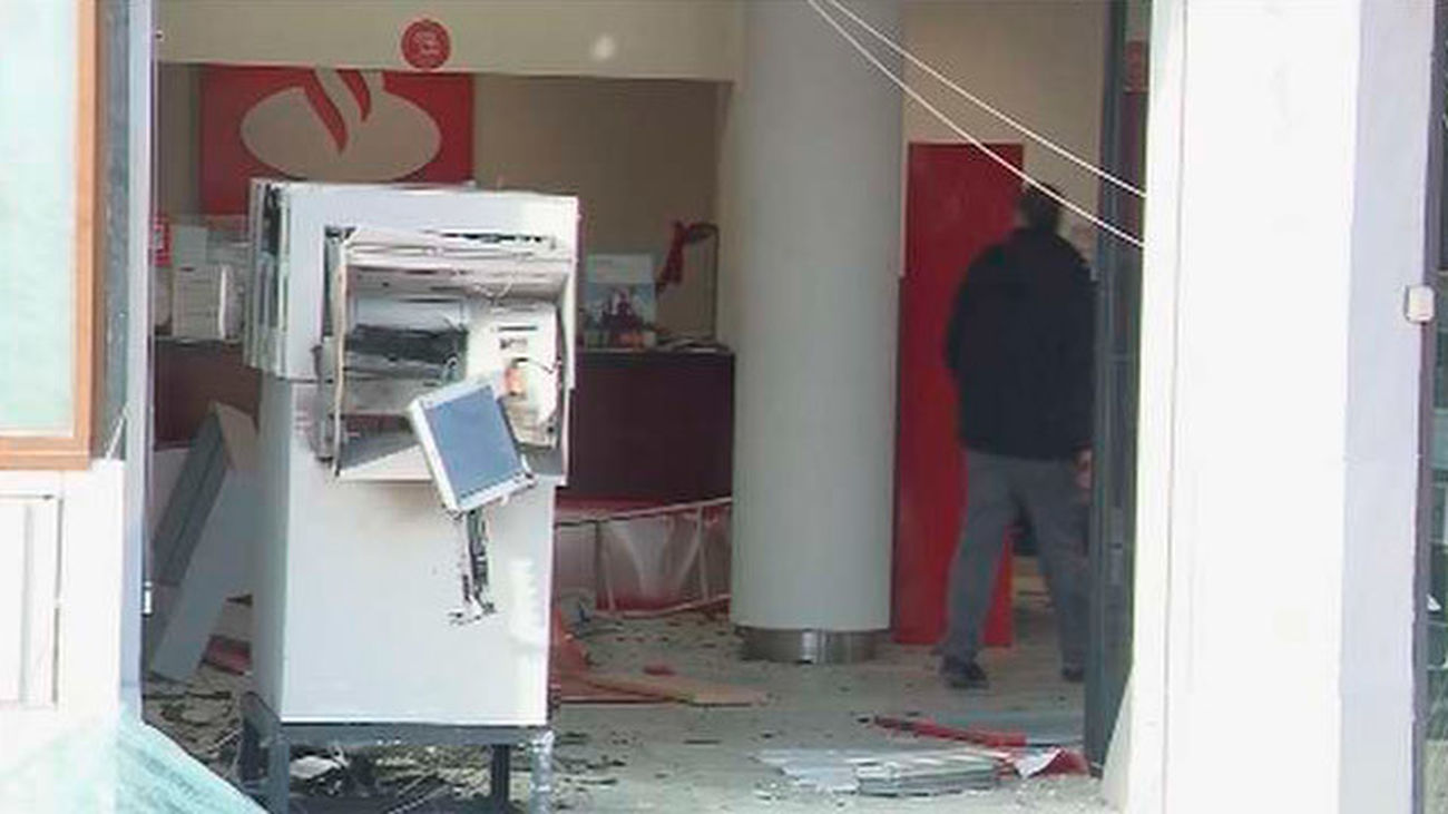 Revientan el cajero y la fachada de una oficina bancaria en Majadahonda