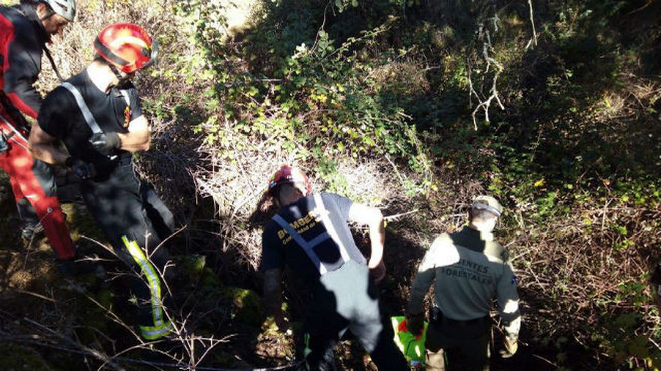 Rescatada una ciclista herida leve tras caer por un talud de 4 metros
