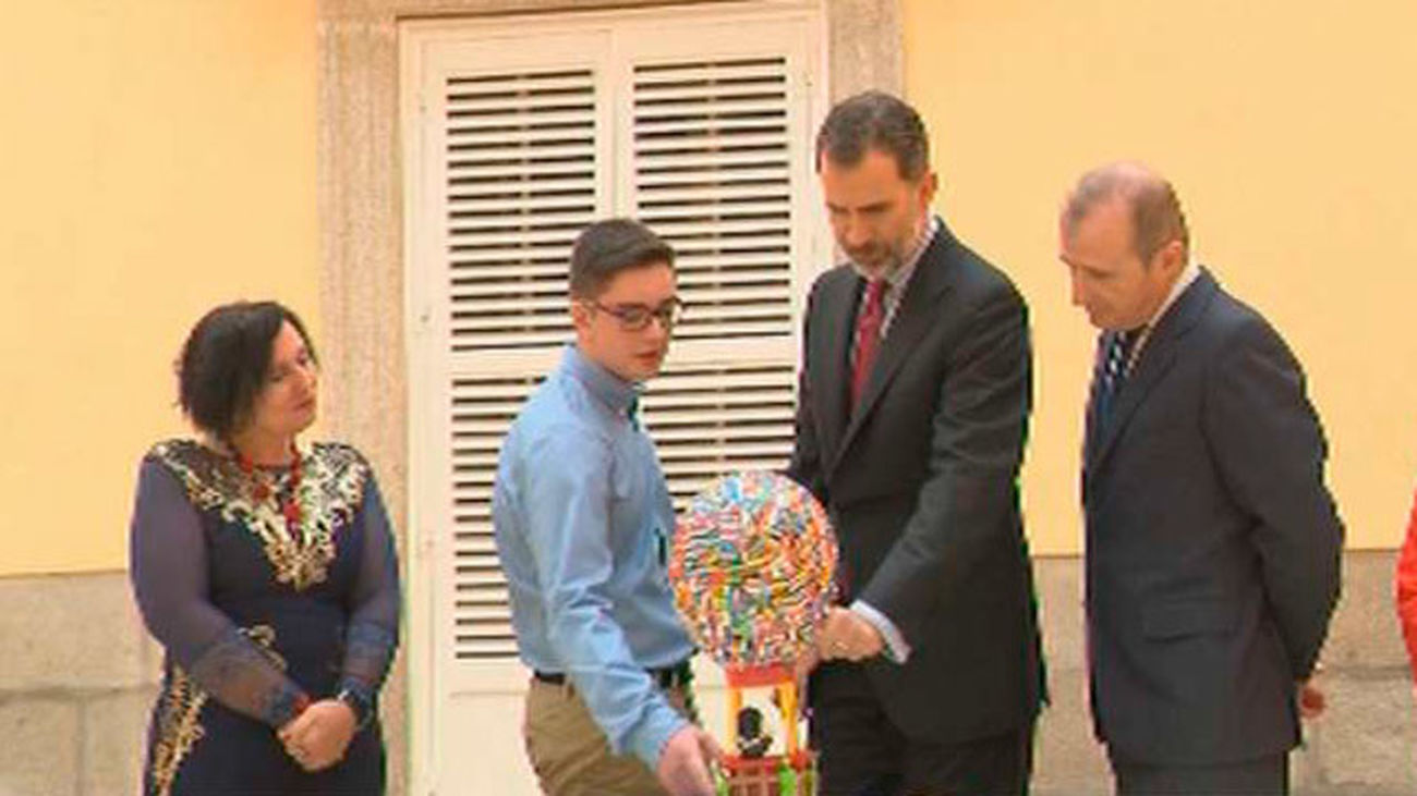 Felipe VI recibe a los ganadores del concurso  '¿Qué es un Rey para ti?'