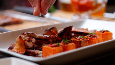 Níscalos con secreto ibérico a la parrilla, verduras ecológicas y mojo picón