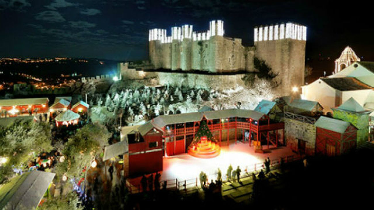 Personajes de cuentos infantiles invaden la lusa Óbidos de ambiente navideño