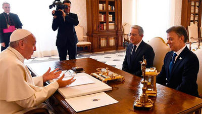 Santos y Uribe defienden sus posiciones sobre los Acuerdos de Paz ante el papa