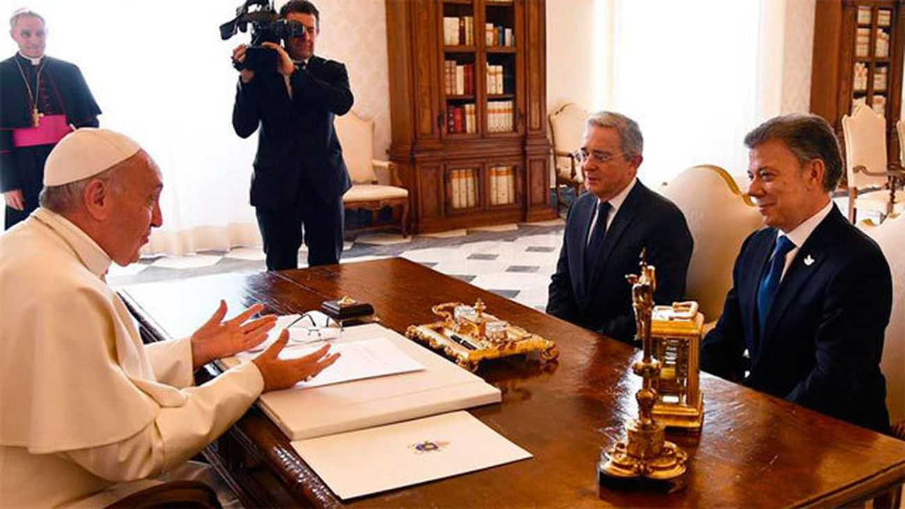 El para Francisco con Juan Manuel Santos y Alvaro Uribe