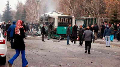 Un atentado suicida deja 13 soldados muertos y 56 heridos en Turquía