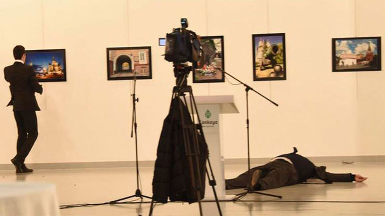 Un policía turco asesina al embajador ruso en Ankara en un acto cultural