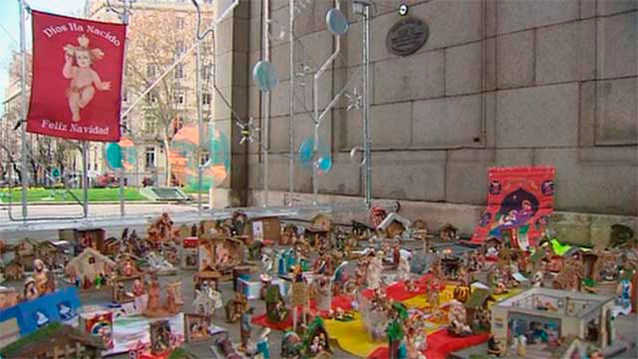 Los madrileños colocan belenes en la Puerta de Alcalá para pedir a Carmena que "respete la tradición"