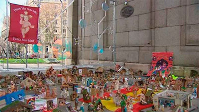 Los madrileños colocan belenes en la Puerta de Alcalá para pedir a Carmena que "respete la tradición"