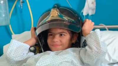 Bomberos del Ayuntamiento entregan regalos a los niños ingresados en el hospital La Paz