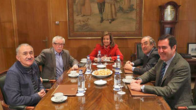 Báñez: "Las pensiones subirán un 0,25% en 2017 y abrirá una mesa de trabajo en enero"