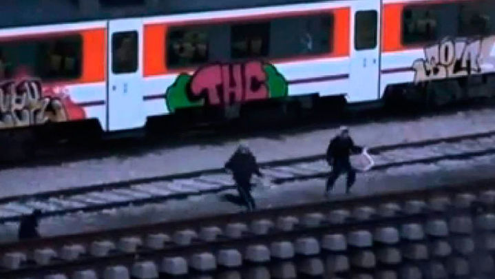 Un grupo de grafiteros para un Cercanías entre Pitis y El Tejar para pintarlo
