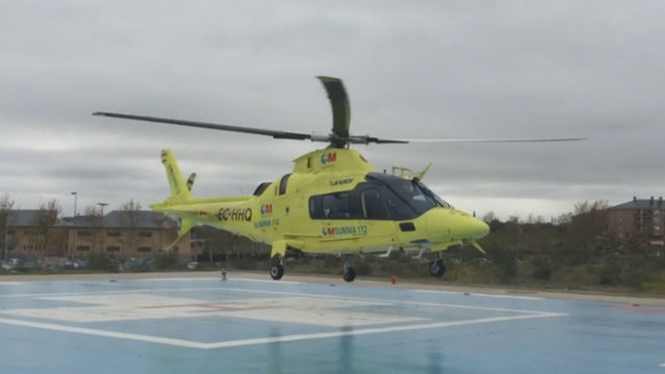 Bomberos y un helicóptero trabajan en el rescate de un montañero en Sigüenza