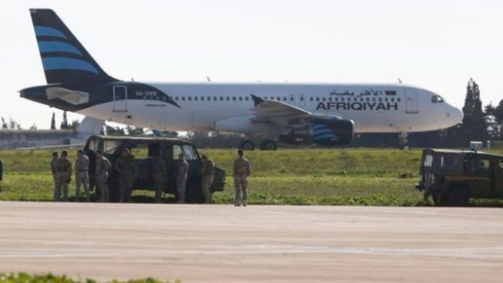 Los secuestradores del avión libio se entregan a la policía en Malta