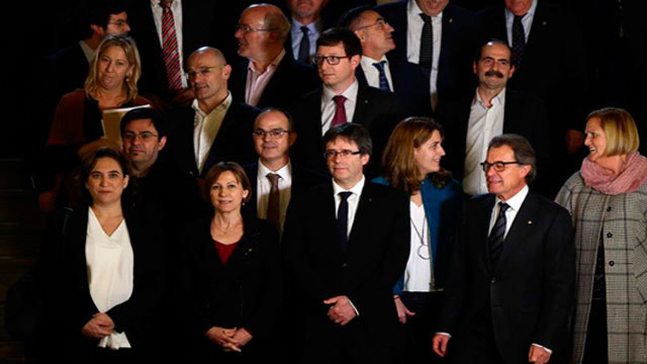 Puigdemont y Colau se unen para hacer campaña por un referéndum pactado