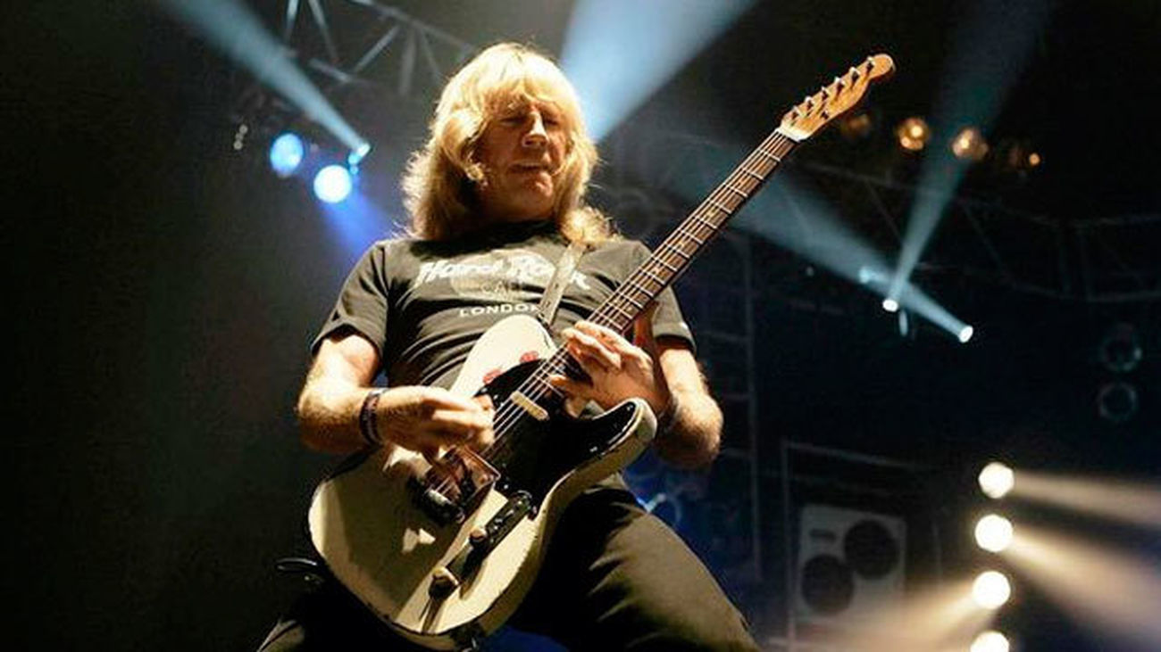 Rick Parfitt durante un concierto