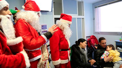 Papá Noel lleva regalos a los niños ingresados del Hospital Severo Ochoa