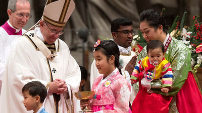 El Papa recuerda en misa del Gallo a los niños bajo las bombas y en barcazas