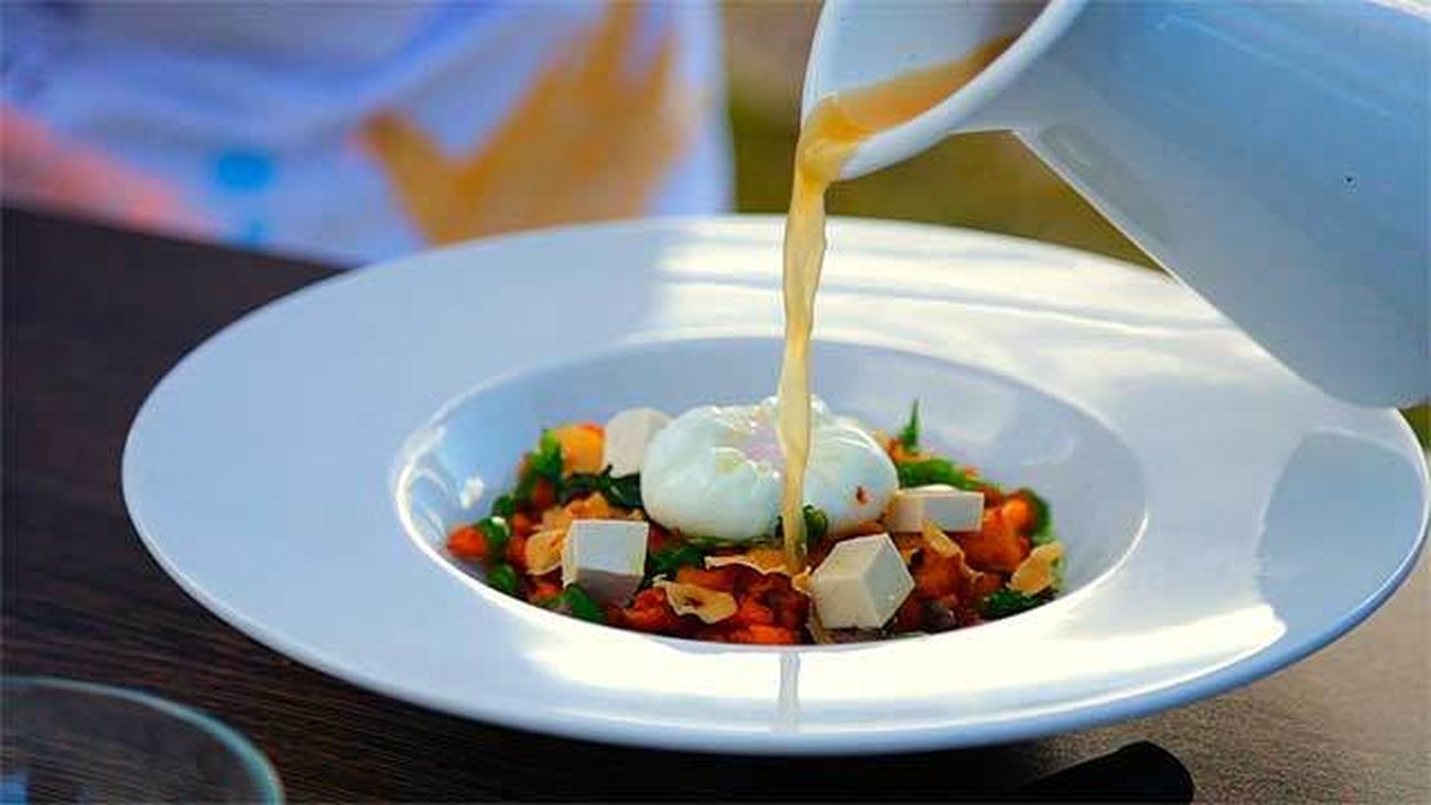 Sopa de ajo con pie azul y tofu