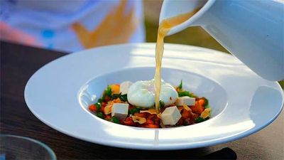 Sopa de ajo con pie azul y tofu