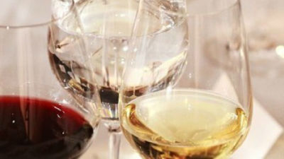 ¿A qué edad dejo salir a mi hijo en Nochevieja?