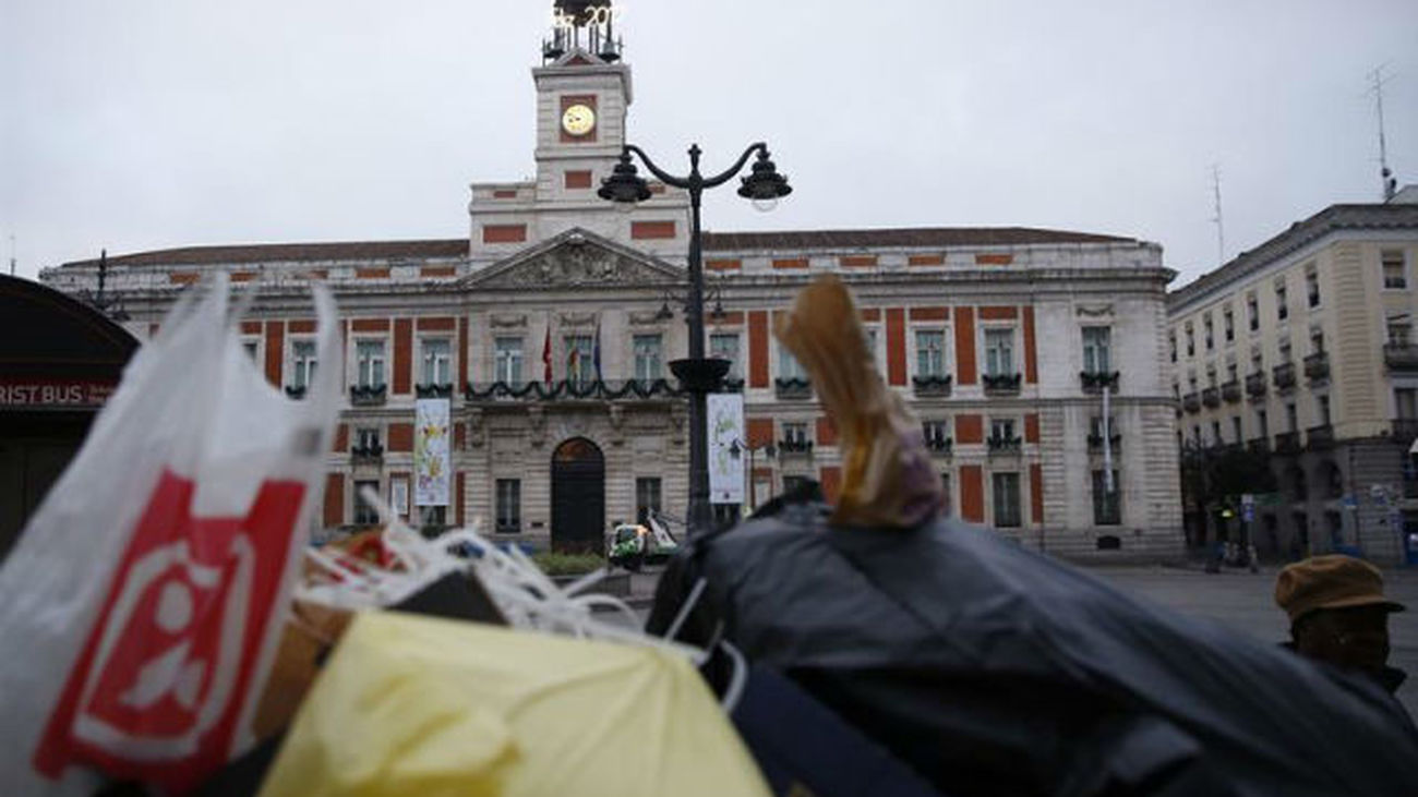 Los servicios de limpieza recogen 19.200 kilos de desperdicios en Sol