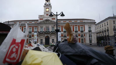 Los servicios de limpieza recogen 19.200 kilos de desperdicios en Sol y aledaños