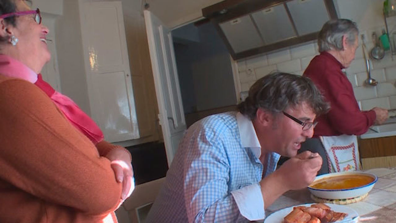 Robregordo: Patatas secas con torreznos, el plato típico