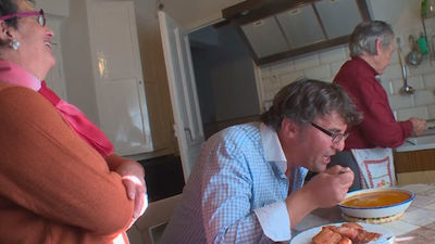 Robregordo: Patatas secas con torreznos, el plato típico